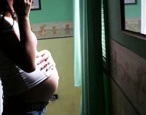 Homem estupra e engravida menina de 10 anos; criança não pode abortar