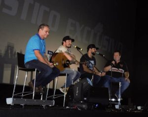 Fernando e Sorocaba fizeram show acústico dentro de cinema em Londrina