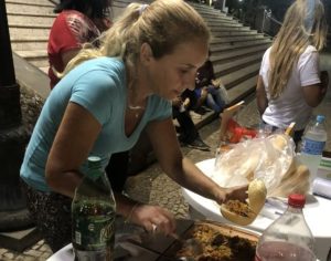 Mulher faz ceia de Natal para moradores e cachorros de rua em cidade do Paraná
