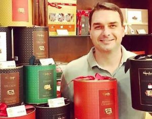 Flávio Bolsonaro lavou até R$ 2,3 milhões com imóveis e loja de chocolate, diz MP