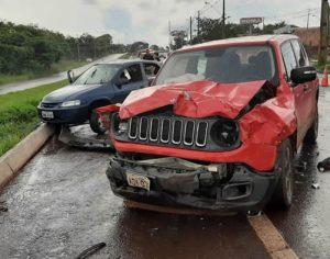 Mulher é ejetada de carro após acidente na BR-369 em Ibiporã