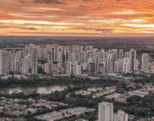 Registro de um pôr do sol incrível em Londrina