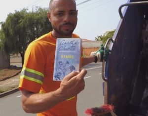 Coletor de lixo recupera livros jogados fora e cria biblioteca com mais de 200 exemplares em casa