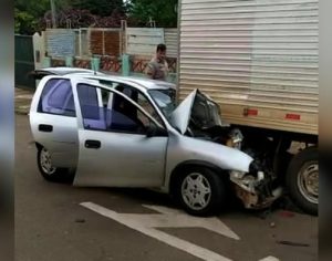 Motorista perde o controle e colide contra caminhão no Centro de Londrina