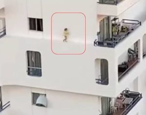 Criança atravessa parapeito do quinto andar de prédio; assista