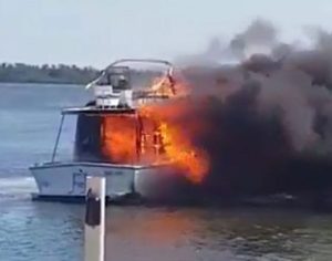 Barco pega fogo no litoral do Paraná e tripulantes pulam na água; assista