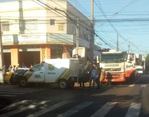 Homem morre atropelado por caminhão no Centro de Cambé