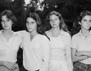 Quatro irmãs tiraram a mesma foto durante 40 anos; veja a mudança
