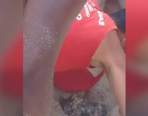 Jovem é soterrado em areia da praia durante brincadeira; assista