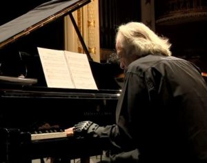 Com luva biônica, maestro João Carlos Martins volta a tocar piano com os 10 dedos após 22 anos
