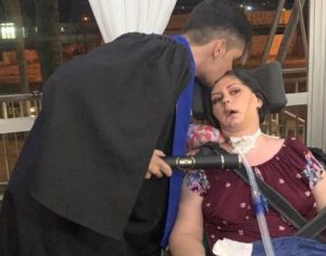 Mesmo com doença degenerativa, mãe sai do hospital para ir a formatura do filho