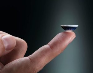 Lente de contato do futuro mostra texto nos olhos do usuário