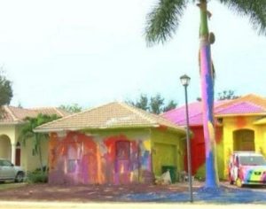 Vizinhos processam proprietário por pintura de fachada exótica