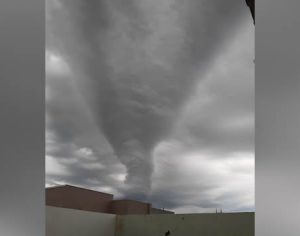 Formação de nuvem que precede tornado é vista no Paraná