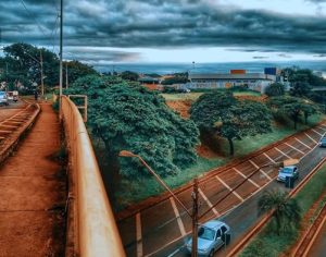 Um registro incrível da Via Expressa em Londrina em dia nublado
