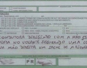 Motorista é multada por segurar coxinha e sachê de maionese enquanto dirigia no PR