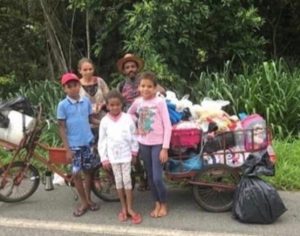 Família volta a pé para Roraima após desistir de procurar emprego em Goiás