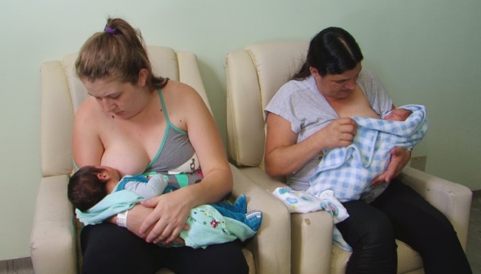 Mãe e filha que deram à luz no mesmo dia com os bebês no hospital — Foto: RPC/Reprodução