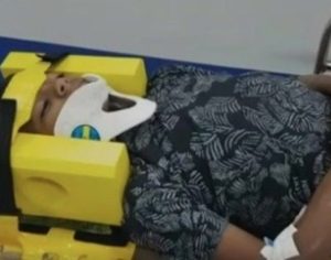 Menino é socorrido por ambulância após “desafio da rasteira”