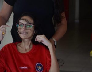Jovem com câncer realiza sonho de tomar banho no carro dos bombeiros e morre dois dias depois