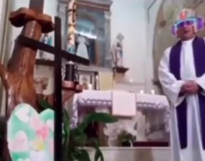 Padre italiano ativa filtro por engano em live do Facebook; assista