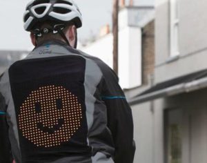 Jaqueta com LED de emoji é criada para ciclistas se comunicarem com motoristas