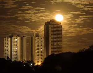 Incrível registro da noite londrinense