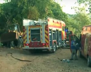 Tragédia: pá carregadeira cai em cima de carro com família em Londrina