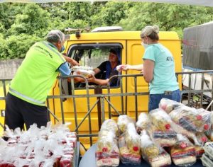 Caminhoneiros recebem kit alimentação no Porto de Paranaguá