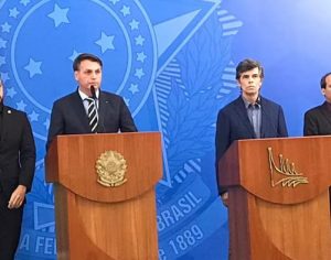 ‘Como médico ele fez aquilo que achava que podia fazer’, diz Bolsonaro ao demitir Mandetta