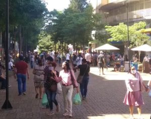 Comércio de Londrina reabre com filas e aglomerações