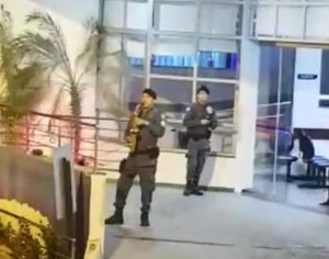 Sargento da PM emociona ao tocar “Porque Ele Vive” em frente a hospital; assista