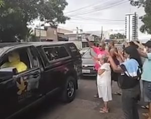 Covid: carro funerário muda caminho para mãe de 90 anos dar adeus ao filho