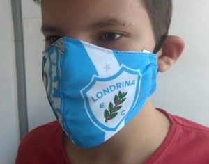 Torcida faz máscaras do LEC e reverte parte do dinheiro em cestas básicas
