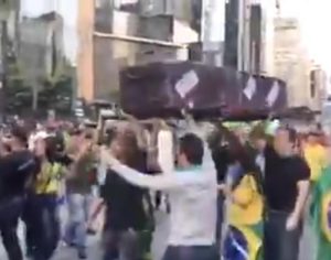 Militantes pró-Bolsonaro tiram sarro com caixão em manifestação em SP; vídeo