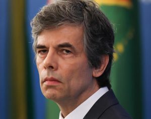 Ministro da Saúde rejeita fazer testes em massa para covid-19