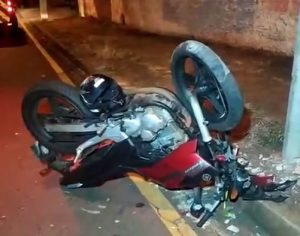 Mulher morre após bater moto contra poste em Londrina