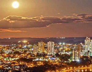 Um incrível registro da noite londrinense; clique e veja completo