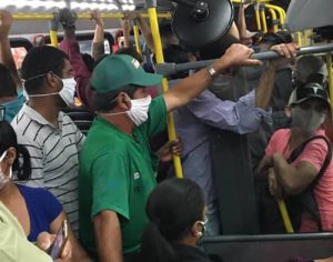 Foto de ônibus lotado em plena quarentena viraliza em Londrina