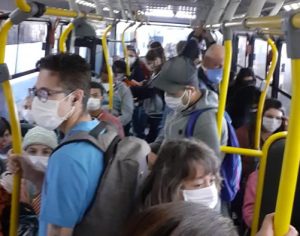 Londrinenses lotam ônibus na reabertura de indústrias e obras