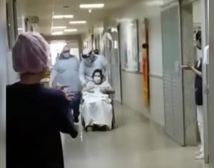 Mulher com covid-19 recebe alta de UTI no Hospital Evangélico em Londrina