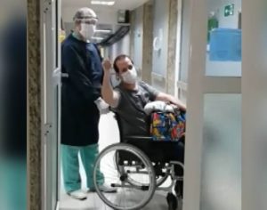 Vídeo: paciente com covid-19 deixa a UTI após 21 dias internado em Londrina