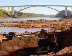 Rio Paraná está tão baixo, que moradores de Foz cruzam o leito a pé; assista