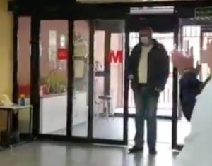 Taxista é homenageado por profissionais de saúde por levar pacientes a hospital sem cobrar; assista