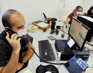 Bolsistas e voluntários da UEL iniciam atendimento do ‘Disque Corona’