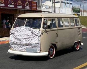 Família paranaense ‘veste’ kombi com máscara para incentivar proteção contra o coronavírus