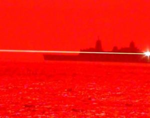 Marinha dos EUA testa canhão laser montado em navio; assista