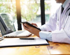 Médicos do HU atendem casos suspeitos de covid-19 via plataforma online