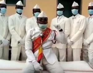 ‘Fique em casa ou venha dançar com a gente’, dizem homens do meme do caixão em vídeo; assista
