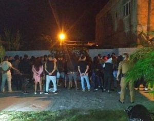 Festa clandestina na pandemia é encerrada pela polícia em cidade do Paraná